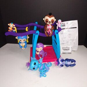 Fingerlings Monkey Bar Playset, 4 Fingerlings & 4 Pencil Topper Fingerlings